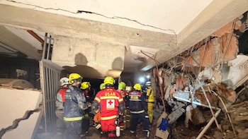 Elementos de la Cruz Roja mexicana luchan para rescatar a Hernán, de 47 años, atrapado tras sismos en Venezuela l Video