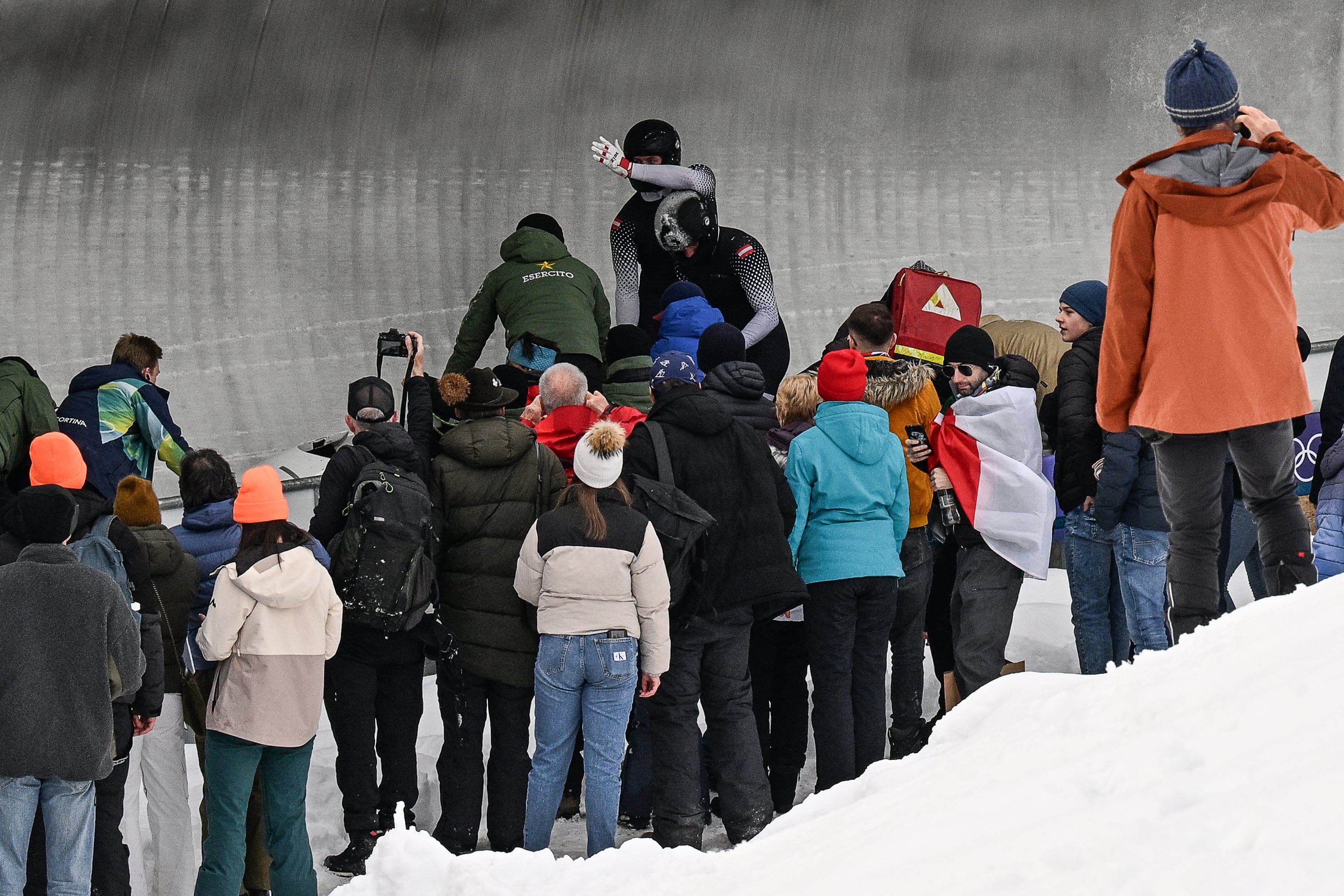 Según los medios locales, la tensión se extendió durante 15 minutos mientras atendían a los atletas (Foto: Tiziana FABI / AFP)