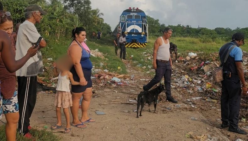 El tren Habana-Guantánamo quedó interrumpido en el reparto Aguilera, en Las Tunas, por una acumulación de residuos sobre la línea férrea. (Cortesía: Jose Luis Alarcon)
