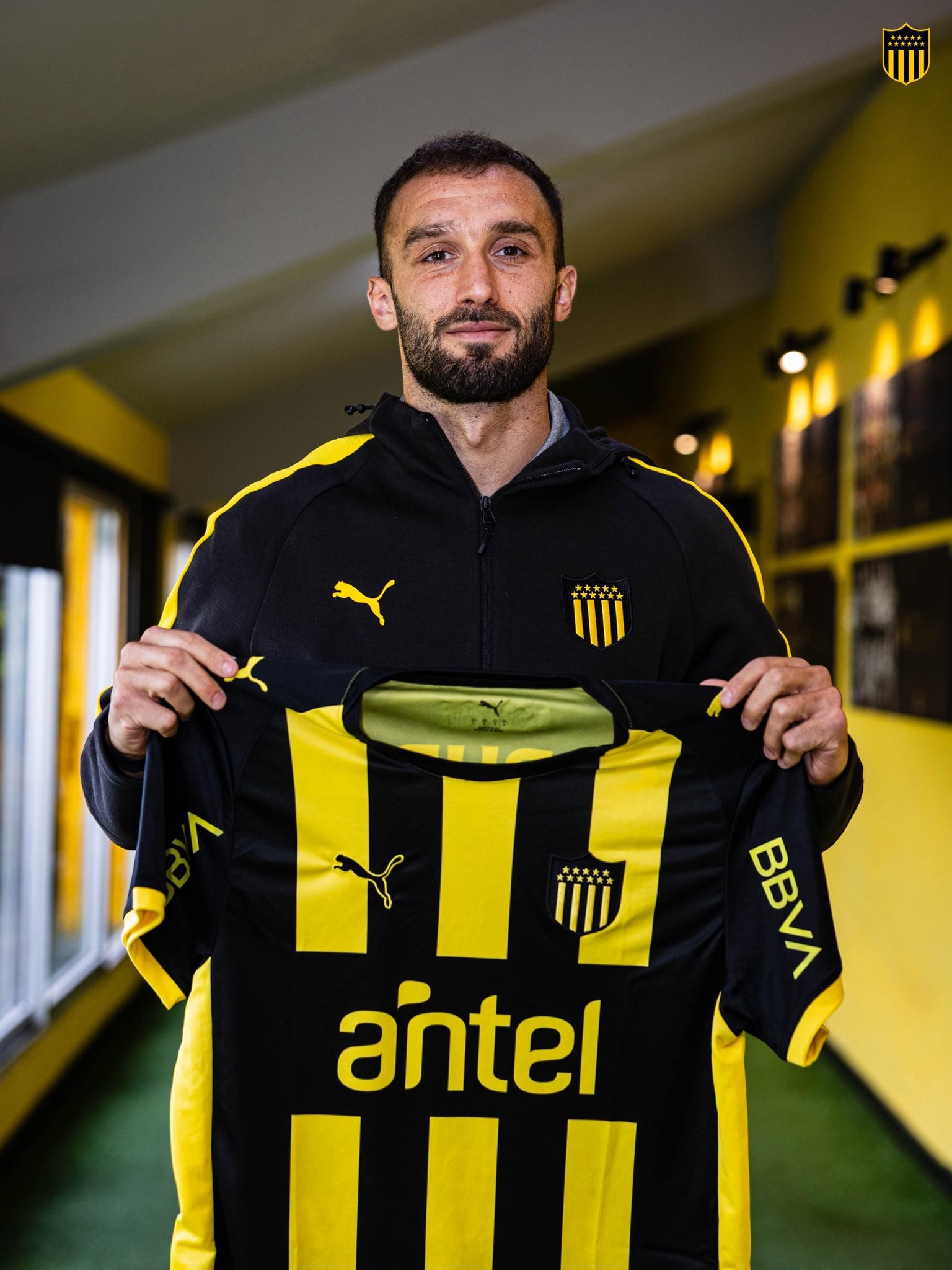 Germán Pezzella posa con la camiseta de Peñarol de Uruguay (@OficialCAP)