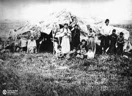 El cacique Mañacaike con su familia, en una fotografía tomada en 1879 (Archivo General de la Nación)