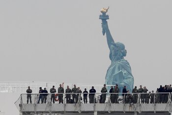 Los tripulantes del USNS Comfort con la Estatua de la Libertad de fondo