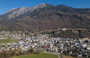 Liechtenstein, enclavado en los Alpes, destaca por su pequeño tamaño y su rica oferta cultural y natural (REUTERS/Denis Balibouse)