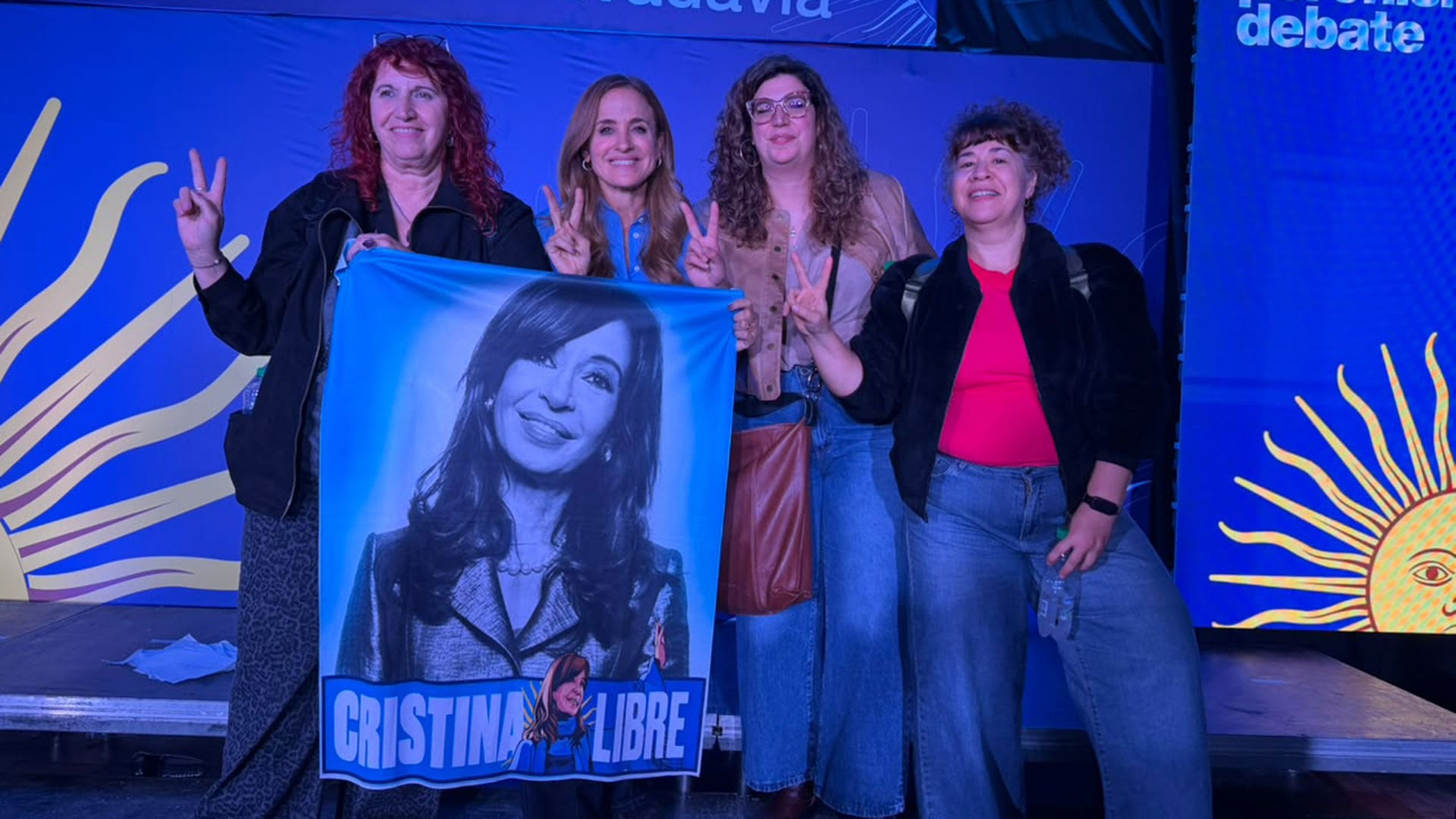 Victoria Tolosa Paz, que es una de las fundadoras del PJ Federal, en Comodoro Rivadavia con una bandera que pide por la libertad de Cristina Kirchner