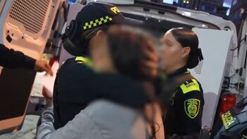 El momento en el que la niña de 13 años es rescatada por la Policía Metropolitana de Bogotá - crédito Secretaría de Seguridad de Bogotá