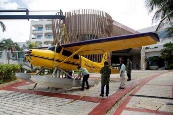 Trabajadores retiran una avioneta situada
