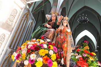 La imagen de la patrona es acompañada por niños y jóvenes en procesión, en un acto de fe que une a la comunidad santaneca. (Foto cortesía Alcaldía de Santa Ana)