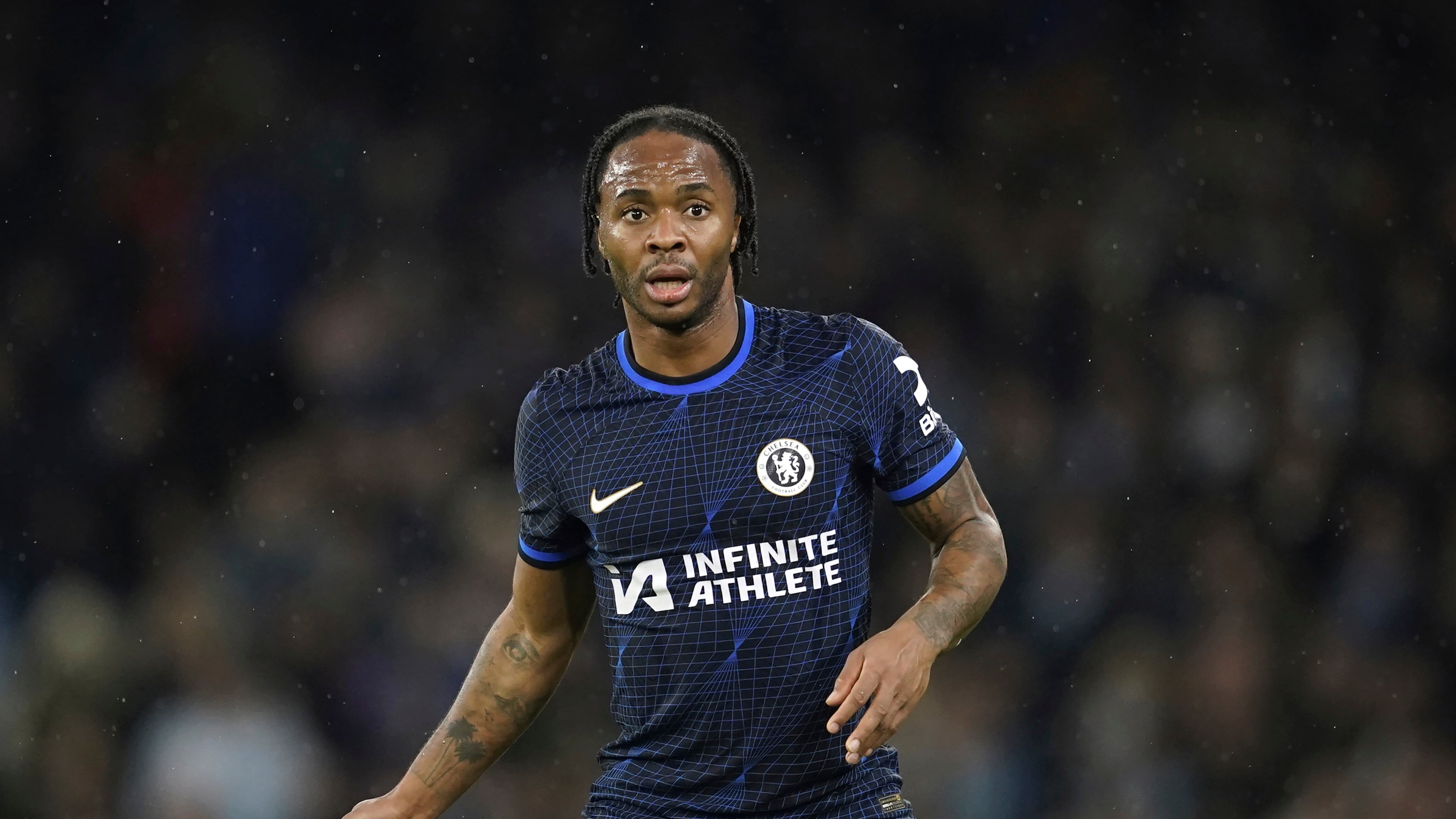 El ex jugador del Chelsea Raheem Sterling fue arrestado por sospecha de conducir bajo los efectos de drogas tras un accidente en una autopista (AP Foto/Dave Thompson, Archivo)