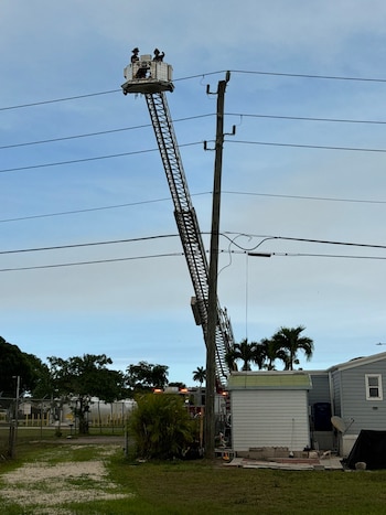 Los bomberos se han desplegado a lo largo del perímetro de la comunidad de Holly Lake para monitorear el incendio en caso de que se acerque a Pembroke Pines. Foto: @PPinesPD