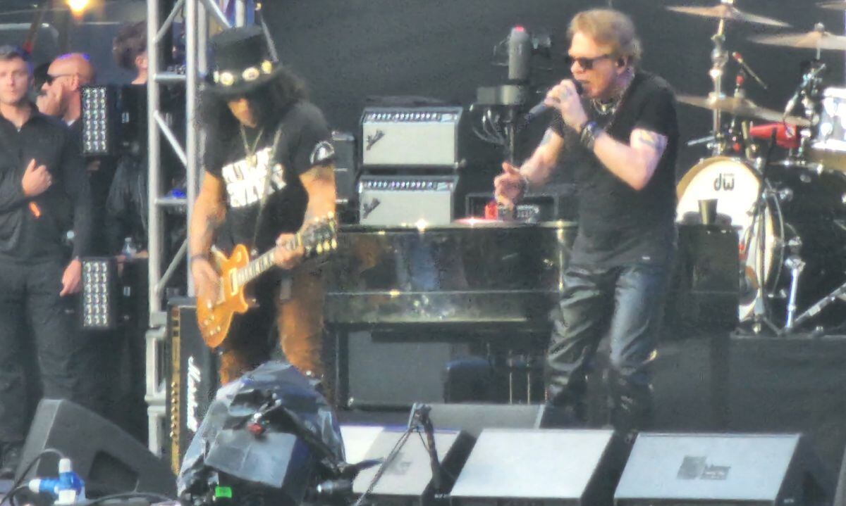 Guns N’ Roses sorprendió al público con una selección de clásicos propios y versiones de Black Sabbath en una actuación enfocada en el homenaje (X)