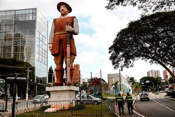 Vista de la estatua del bandeirante Manuel de Borba Gato, del escultor Júlio Guerra, que fue inaugurada en 1963, ayer martes, en el barrio de Santo Amaro, en Sao Paulo (Brasil). EFE/Sebastião Moreira
