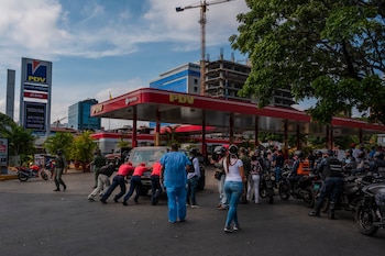 Autoridades vigilan una gasolinera en