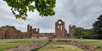 Fundada en 1178 por Guillermo I de Escocia, la abadía de Arbroath simboliza más de ocho siglos de historia y legado arquitectónico en Europa (Wikimedia Commons)
