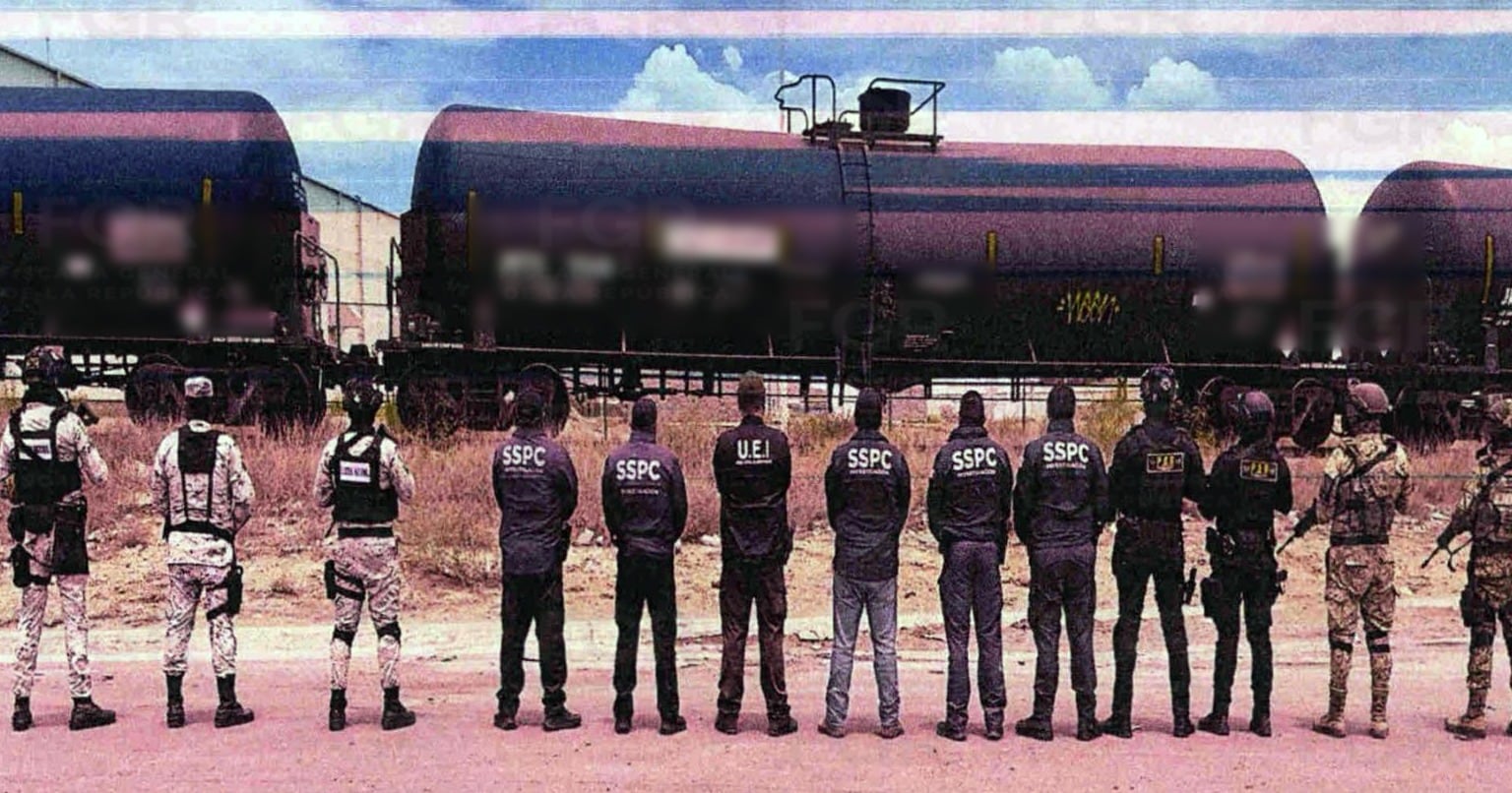 El esquema consiste en importar combustibles y registrarlos ante aduanas como lubricantes, aditivos o residuos petroquímicos para eludir el pago de impuestos. Crédito: FGR