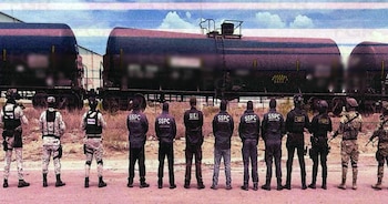 El esquema consiste en importar combustibles y registrarlos ante aduanas como lubricantes, aditivos o residuos petroquímicos para eludir el pago de impuestos. Crédito: FGR