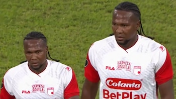 Rodallega reacciona con molestia tras su cambio en la derrota de Santa Fe ante Platense en Libertadores