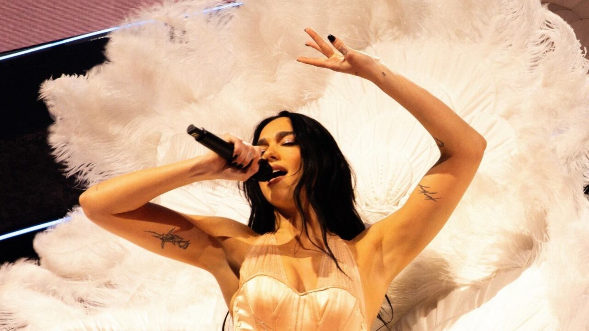 Cada aparición de Dua Lipa en Ibiza marca un nuevo referente para la moda internacional (Foto Elizabeth Miranda)