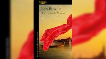 Portada del libro 'Nocturno de Venecia' de John Banville. Muestra una tela roja flotando sobre un canal de Venecia al anochecer con góndola y edificios al fondo