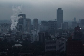 Vista del humo que despide