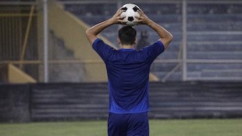 Ordenan nueva detención provisional para exseleccionado de El Salvador por estafa con paquetes turísticos