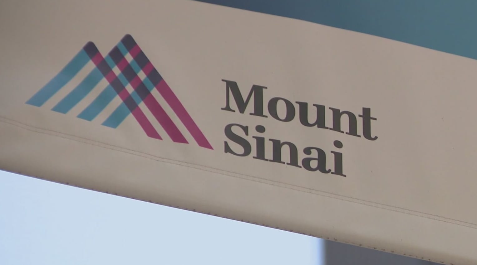A diferencia del resto, el acuerdo de Mount Sinai incluyó una cláusula inédita: USD 2 millones para costear la atención de quienes quieran revertir los tratamientos recibidos de niños (@PIX11 News)