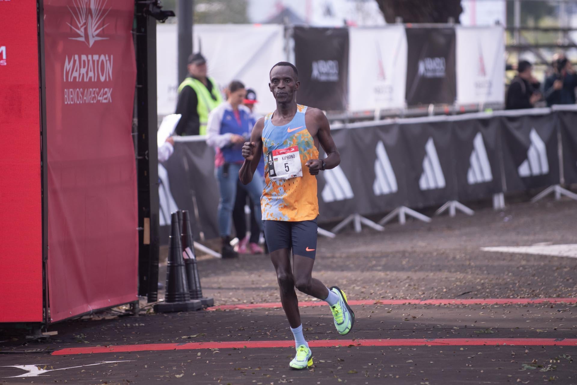 Kipkemoi Kiprono finalizó cuarto en la Maratón de Buenos Aires con un tiempo oficial de 2 horas, 10 minutos y 49 segundos