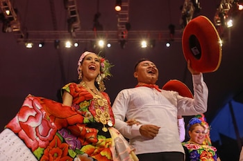 La Guelaguetza reúne a miles de visitantes en el Cerro del Fortín cada julio.
Delegaciones de todo Oaxaca participan en la máxima fiesta cultural del estado.
El Auditorio Guelaguetza será sede de presentaciones emblemáticas en 2026. (Cortesía Gobierno del Estado de Oaxaca)