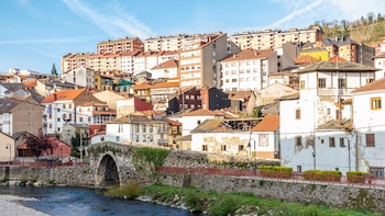 El desconocido pueblo donde comer de lujo en Asturias: con un puente medieval y excelentes vinos, quesos y embutidos artesanos