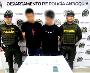 Las autoridades muestran a los