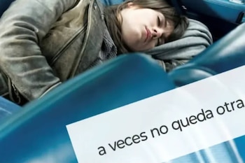Seila durmiendo en un coche