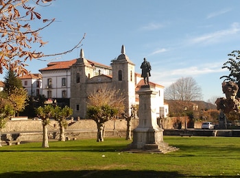 Casonas coloniales, un museo dedicado a la emigración y una fiesta que revive cada julio el regreso de quienes cruzaron el Atlántico conforman el paisaje de este rincón asturiano. (Wikimedia/Rulf)