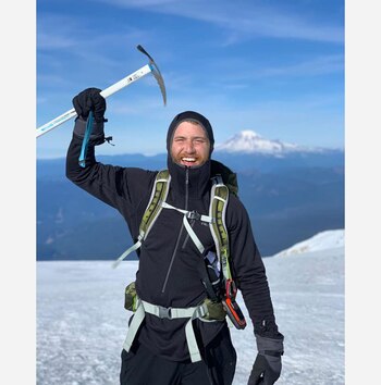 Mike Posner escalando las montañas