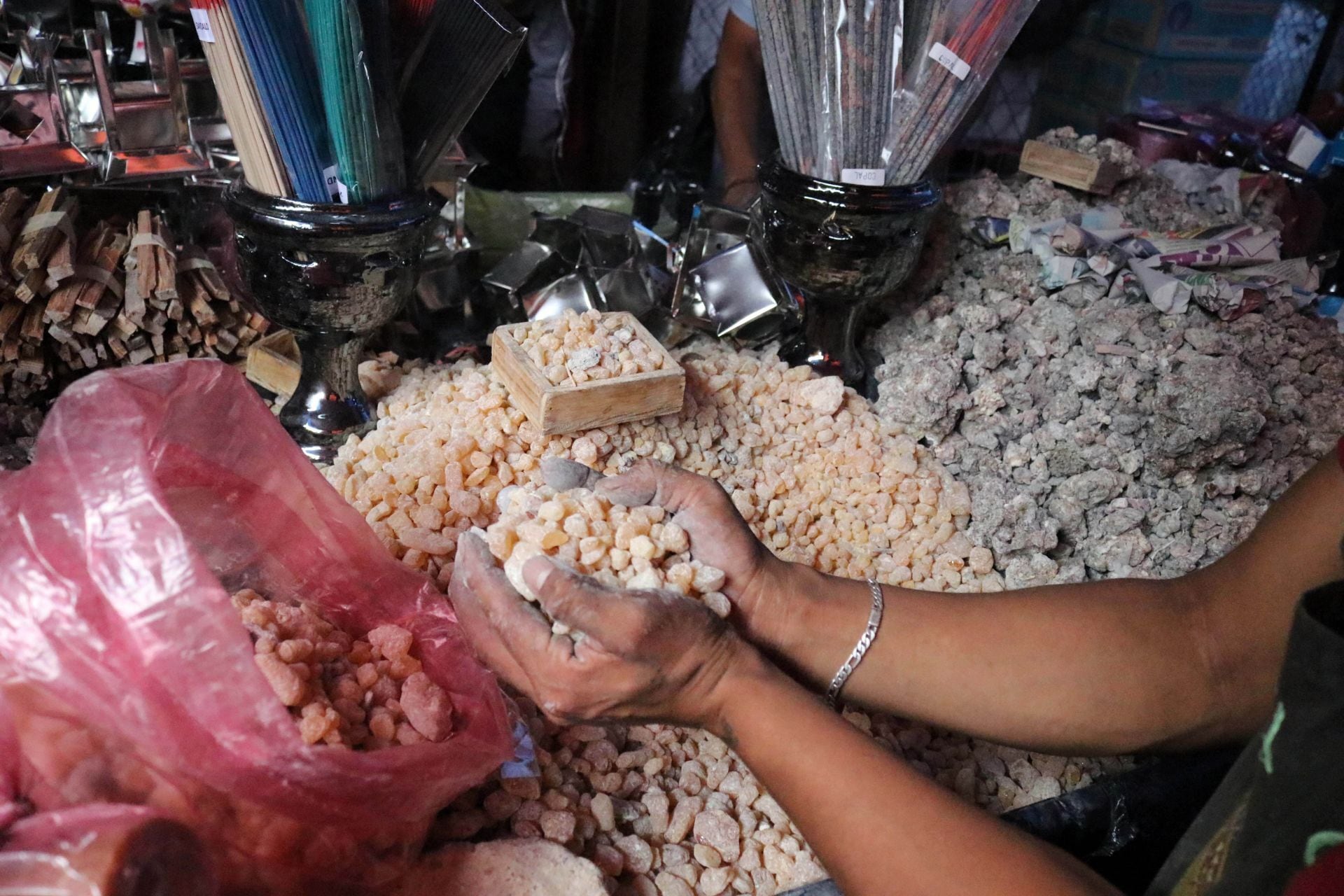 El Instituto Nacional de los Pueblos Indígenas explica cómo la fusión entre ritos prehispánicos y católicos dio forma al significado actual de cada objeto colocado sobre la mesa del altar. FOTO: MARGARITO PÉREZ RETANA/ CUARTOSCURO.COM