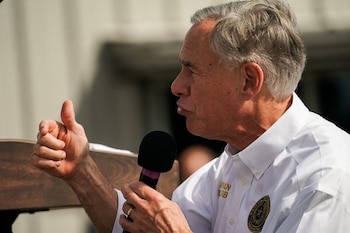 El gobernador Greg Abbott promulgó la ley SB 2 tras años de bloqueos legislativos impulsados por representantes de zonas rurales (REUTERS/Go Nakamura)