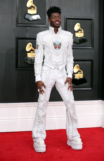 Lil Nas X fue vestido por la casa Balmain. Sumó un maquillaje que completó su styling (REUTERS/Maria Alejandra Cardona)