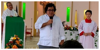 Al centro, con micrófono, Camilo