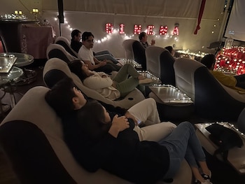 La llegada de Rooftop Cinema Club a Chicago marca el primer local de la cadena internacional dedicada a cine al aire libre en la ciudad. Foto: Instagram @rooftop_cinema_club_