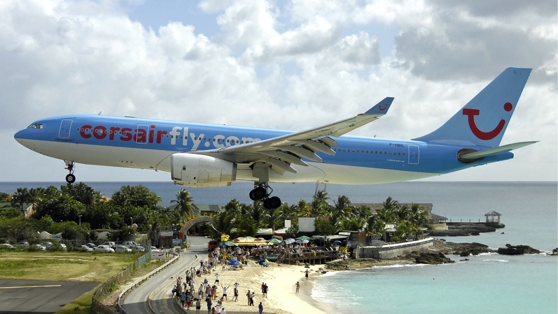 Maho Beach, la playa llena de adrenalina adonde los aviones pasan a escazos metros del suelo (foto: Wikipedia)