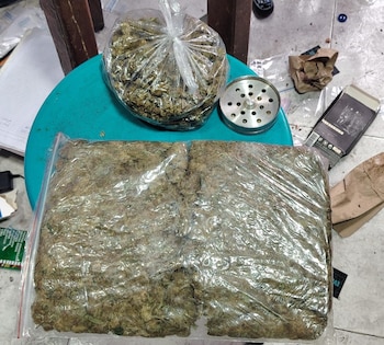 La Policía decomisó, además de drogas, tres grameras digitales, una prensa manual, diez teléfonos celulares y dinero en efectivo - crédito Mebog