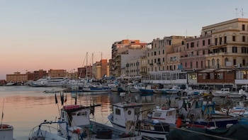 El pueblo a una hora de Roma con playas de bandera azul y donde se puede nadar entre las villas de los emperadores