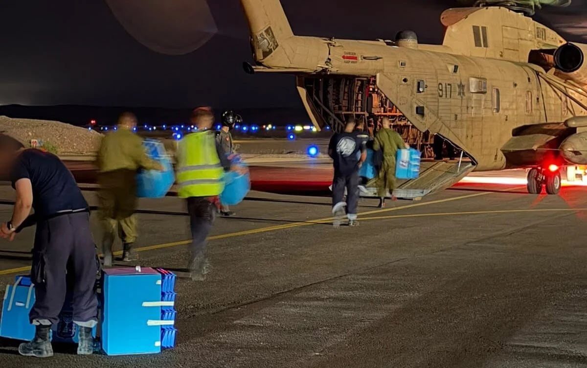 Urnas electorales militares son cargadas en un helicóptero de la Fuerza Aérea Israelí en el sur de Israel, a última hora del 27 de octubre de 2026 (FDI)