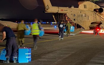 Urnas electorales militares son cargadas en un helicóptero de la Fuerza Aérea Israelí en el sur de Israel, a última hora del 27 de octubre de 2026 (FDI)