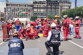 Elementos de Protección Civil se