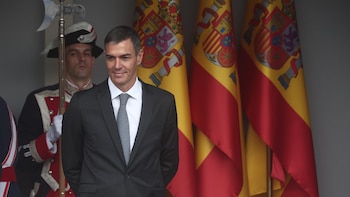 VÍDEO: Sánchez, recibido con insultos, abucheos y pitos a su llegada al desfile de la Fiesta Nacional