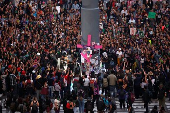 Mujeres manifestantes bailaban al ritmo