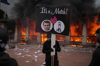 Francia vive la mayor crisis social de los últimos años (AP Foto/Laurent Cipriani)
