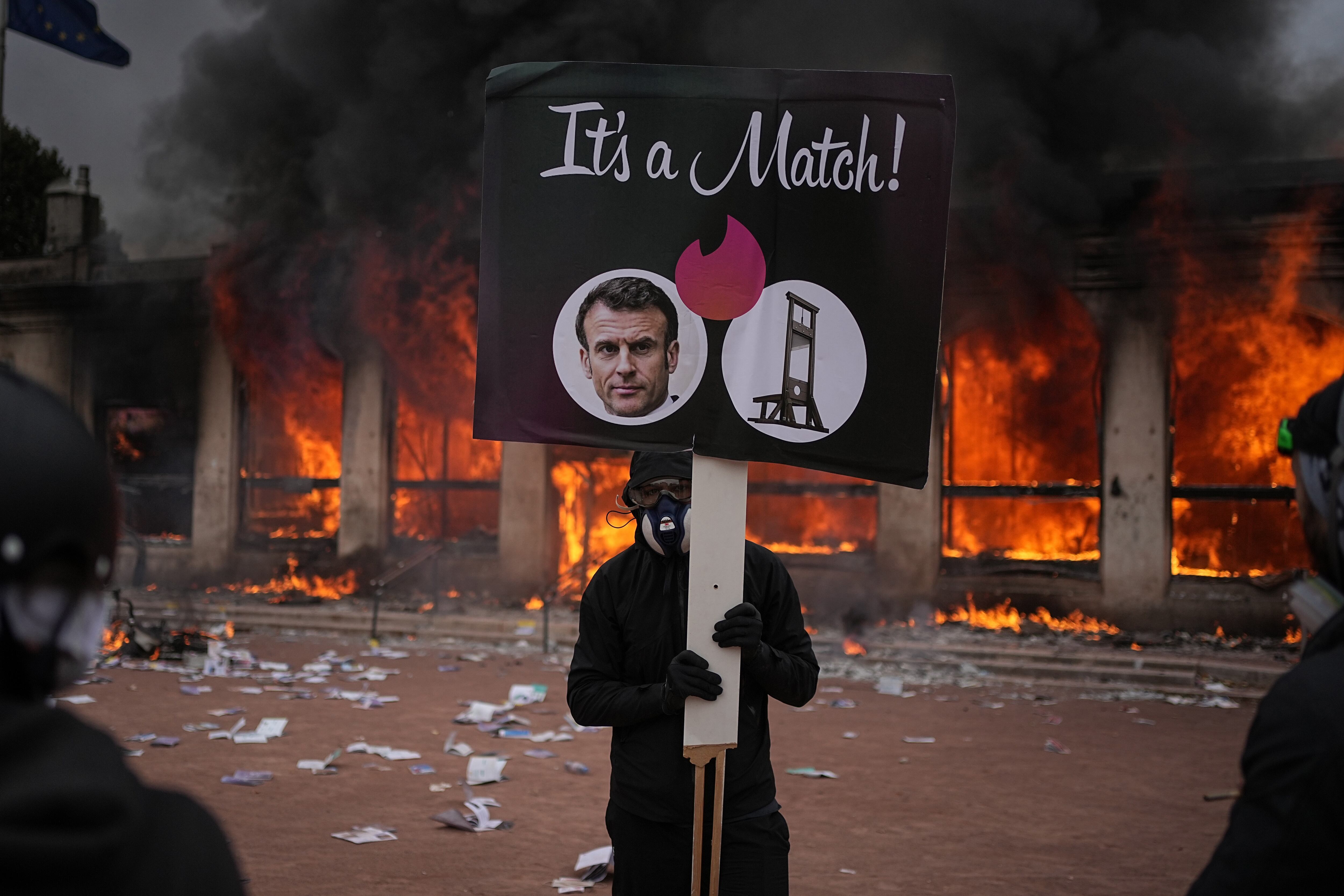 Francia vive la mayor crisis social de los últimos años (AP Foto/Laurent Cipriani)