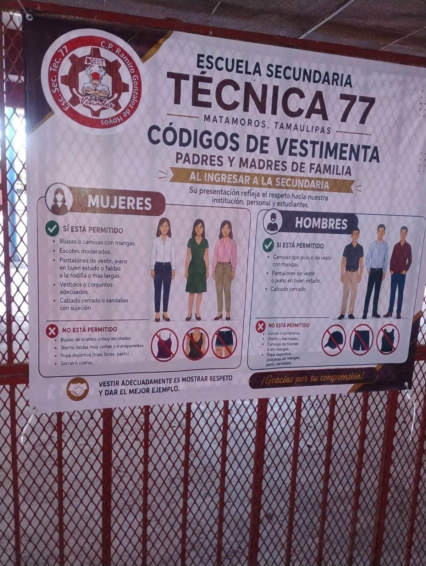 El código de vestimenta fue colocado en una lona en el acceso principal de la secundaria. (X)
