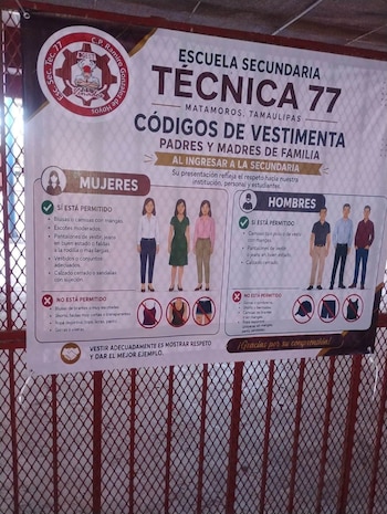 El código de vestimenta fue colocado en una lona en el acceso principal de la secundaria. (X)