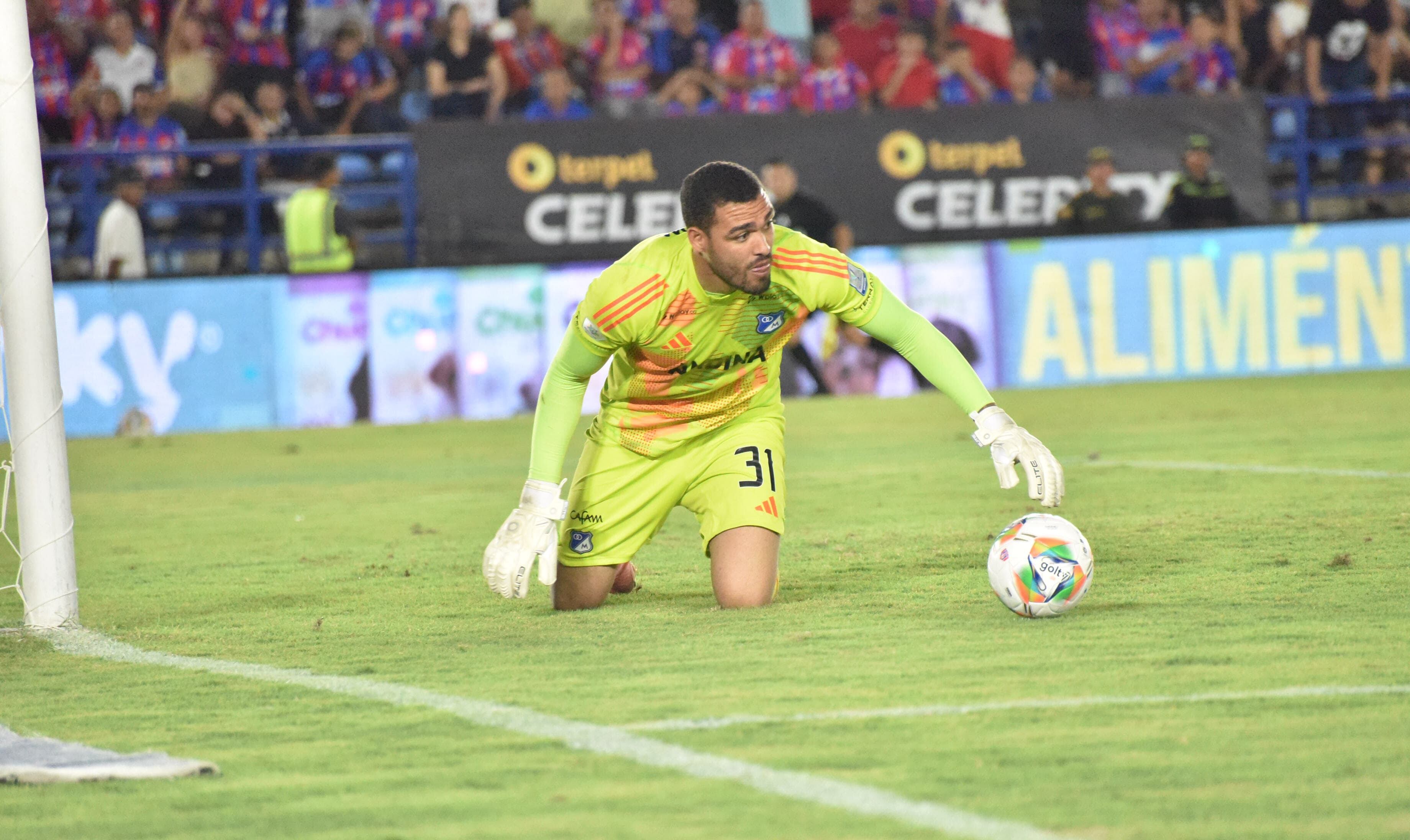 Álvaro Montero fue sancionado por recoger monedas que le lanzaron hinchas de Once Caldas, al ser considerado como un acto de provocación - crédito Colprensa